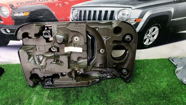 Кришка двигуна декоративна 04861992AB CHRYSLER