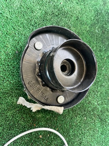 Кріплення переднього амортизатора 04895412AC CHRYSLER