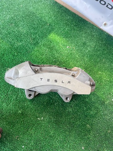 Супорт гальмівний, передній, правий 104462200D Tesla Model