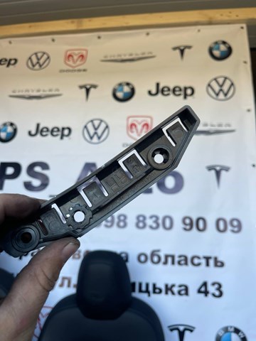 Кронштейн бампера переднього, зовнішній правий 108418200C Tesla Model