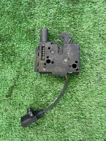 Замок кришки капота 4M0823509 VAG