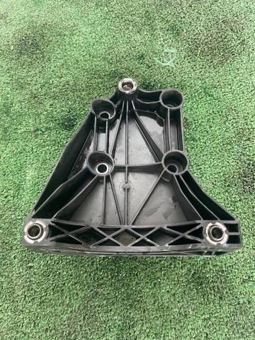 Кронштейн компресора кондиціонера 64557792202 BMW
