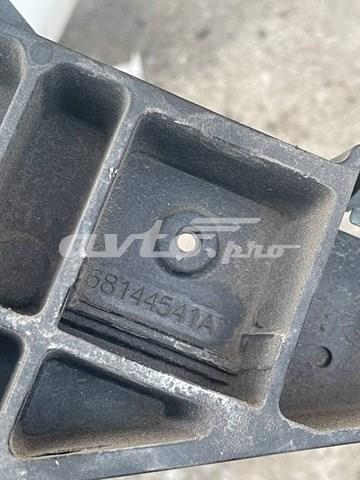 Кронштейн радіатора правий 68144540AB CHRYSLER