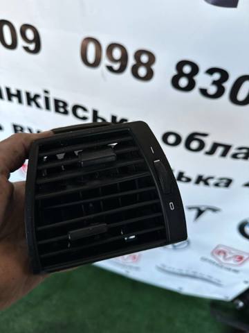 Решітка вентиляції салону на "торпедо", ліва 8402215 BMW