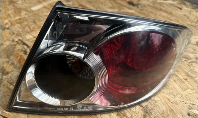 Задній правий зовнішній ліхтар 22061971 MAZDA