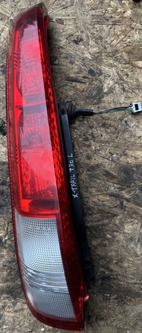 Ліхтар задній лівий 265558H326 NISSAN