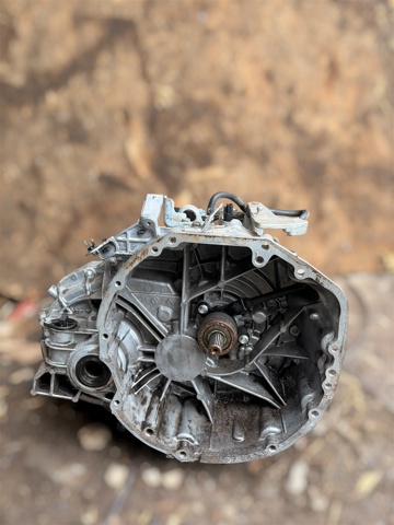 Коробка швидкостей механіка 320103UB0B NISSAN