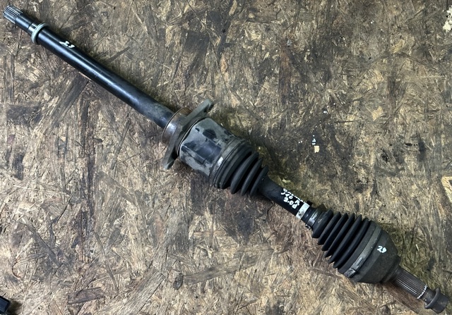 Піввісь передня, права 39100JD72B NISSAN