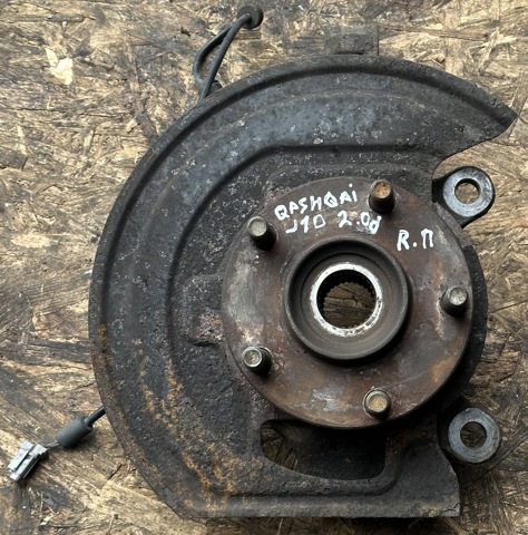 Кулак поворотний передній правий 40014JD000 NISSAN