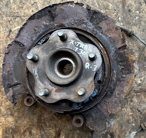 Цапфа права 430188H300 NISSAN