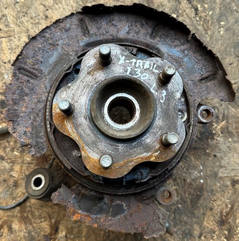 Кулак поворотний лівий 430198H300 NISSAN