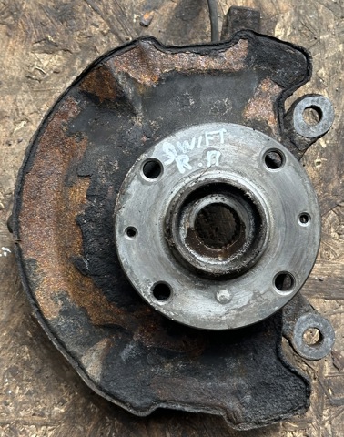 Цапфа передні праві 4511162J10 SUZUKI