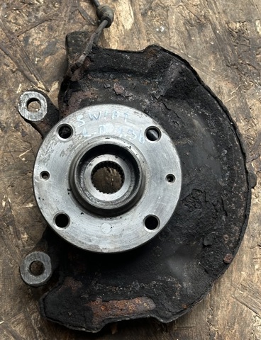 Кулак поворотний передній лівий 4515162J10 SUZUKI