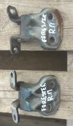 Петля передніх дверей права 60079FA010 SUBARU