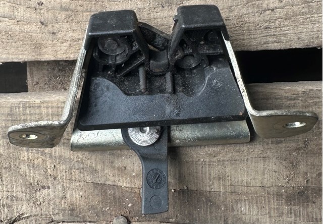 Замок кришки багажника 693500H010 TOYOTA