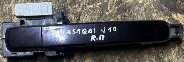 Тримач зовнішньої ручки дверей, передньої правої 80610EB30B NISSAN