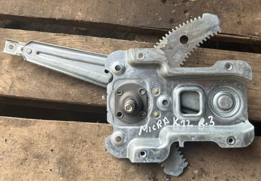 Склопідйомник задніх правих дверей 82720AX110 NISSAN