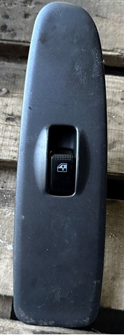 Кнопка вмикання двигуна склопідіймача передня права 935782D000 HYUNDAI