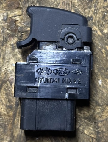 Кнопковий блок керування склопідіймачами передній правий 935802E000 HYUNDAI