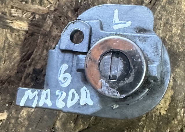 Личинка замка дверей передньої, лівою BPYK76220A MAZDA