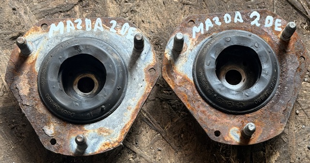 Подушка амортизатора переднього D65134380B MAZDA
