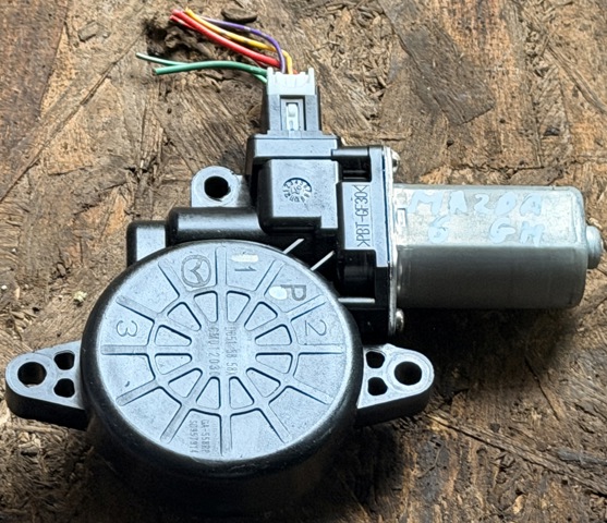 Мотор склопідйомника дверей передніх, правих D6515858X MAZDA