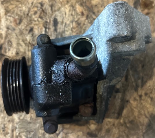 Насос ГУР (підсилювача керма) DE9032600A MAZDA