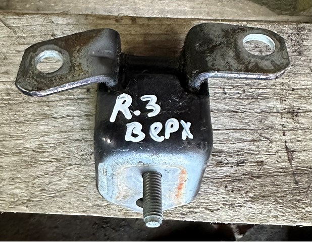 Петля заднтої двері, правої E11272210A MAZDA