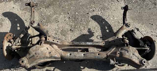 Балка задньої підвіски поперечна GJ6A2880XH MAZDA