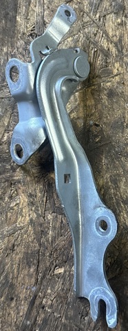 Петля капота, ліва GJ6A52420A MAZDA