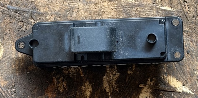 Кнопка підйомника переднього правого скла GS1D66370 MAZDA
