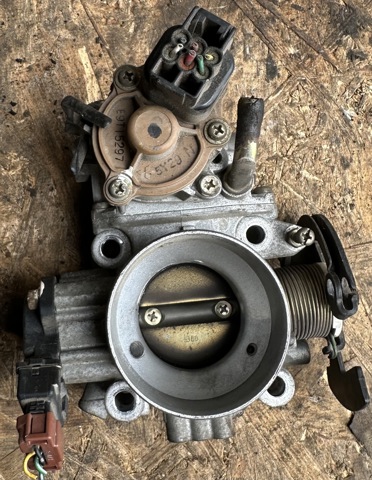 Дросільна заслінка в зборі MD327594 MITSUBISHI