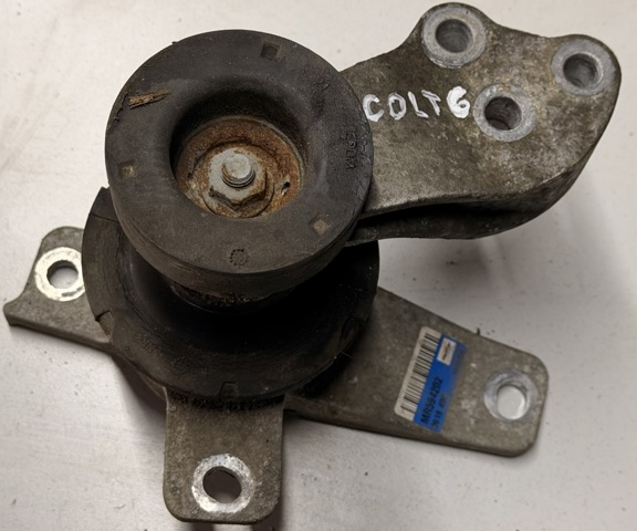 Права опора двигуна MR594202 MITSUBISHI