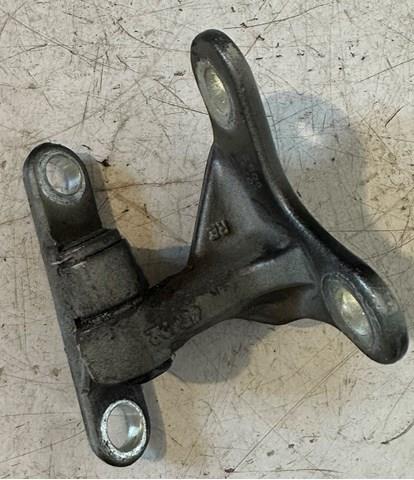 Петля передніх дверей права MR959094 MITSUBISHI