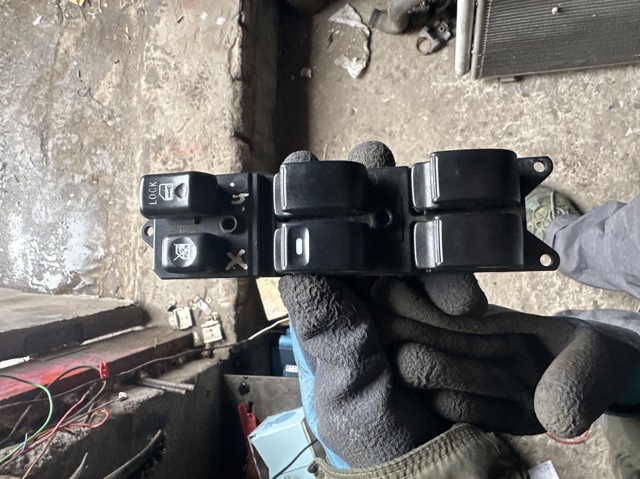 Кнопки переднього лівого склопід'ємника 8608A058 MITSUBISHI