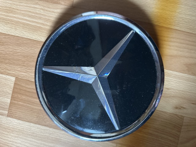 Емблема решітки радіатора A1648880411 MERCEDES
