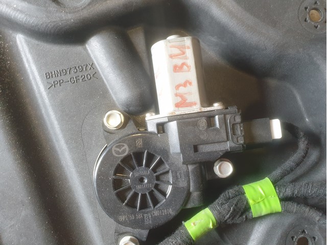 Мотор склопідйомника дверей задніх, лівих BHP15958X MAZDA