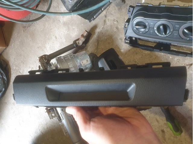 Кнопка вкл.обогрева сидіння BHR155260 MAZDA