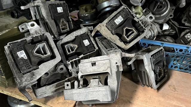 Права подушка двигуна 22118743621 BMW