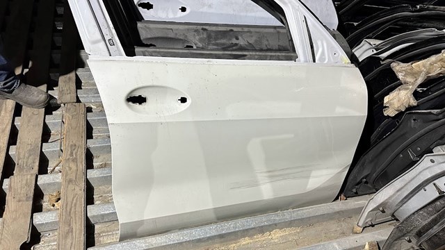 Пасажирські передні двері 41007465528 BMW