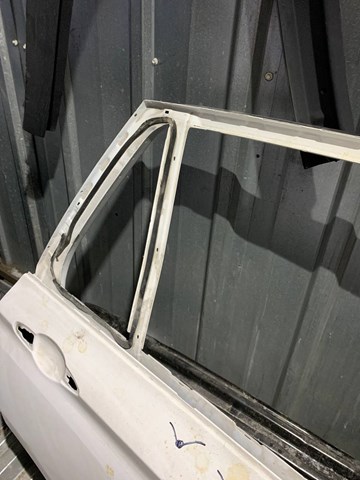 Пасажирські передні двері 41517386738 BMW