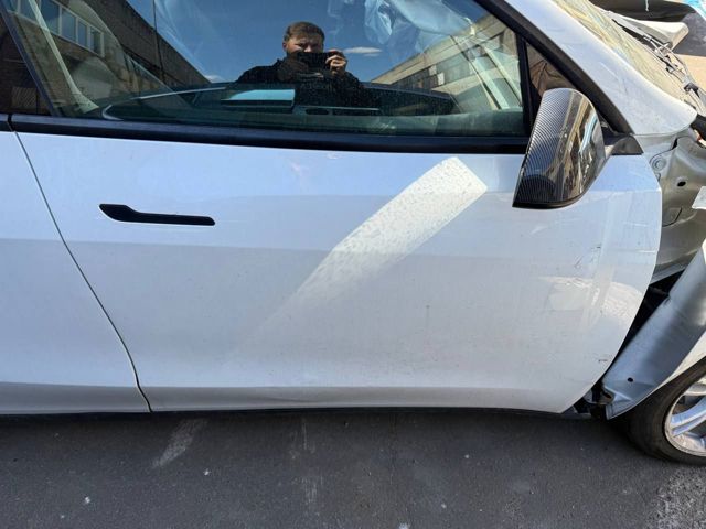 Пасажирські передні двері Tesla Model Y