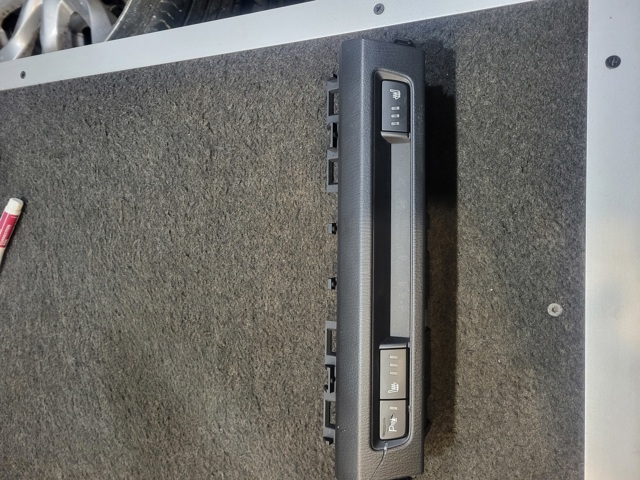 Кнопка обігріву сидіння BHR155260 MAZDA