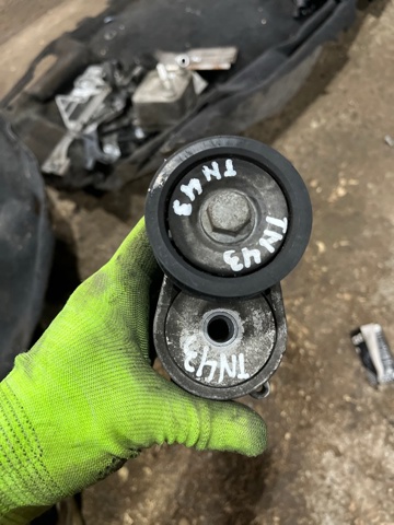 Натягувач приводного ременя Фольксваген Пассат B6