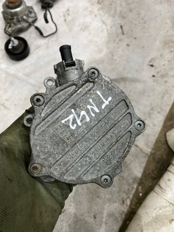 Насос вакуумний 06E145100R VAG