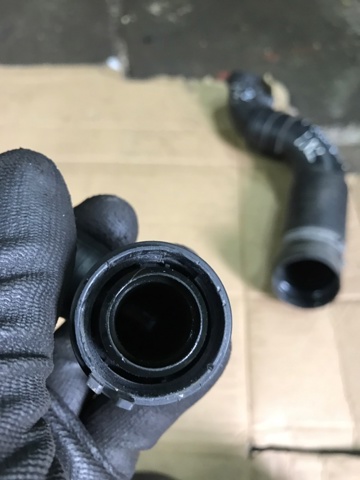 Трубка відводу кар.газов 06K103213B VAG