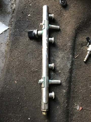 Рампа форсунок системи упорскування палива 06K133317G VAG