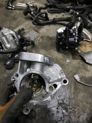 Насос вакуумний 06K145100AE VAG
