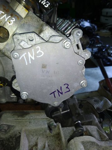 Насос вакуумний 06L145100B VAG