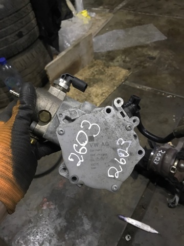 Насос вакуумний 06L145100F VAG
